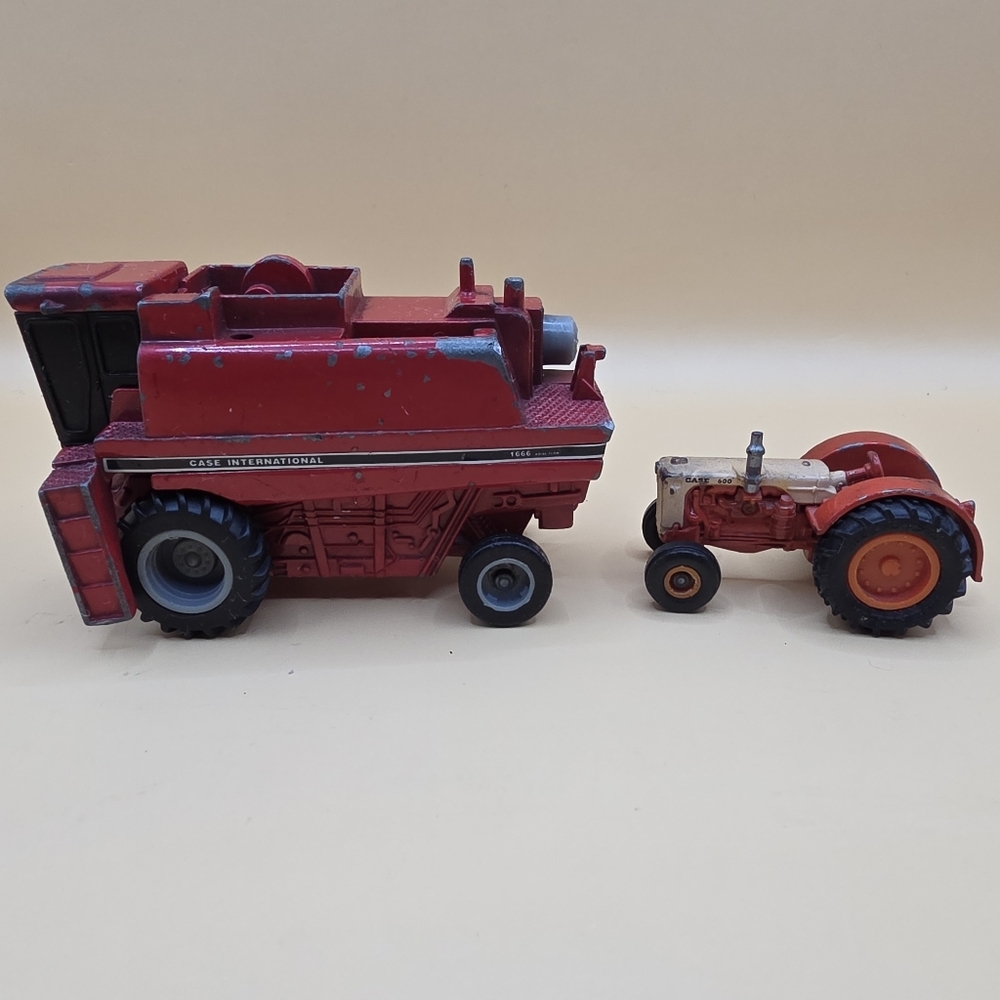 Ertl Case 600 Diesel Tractor,  International 1666 Axial Flow Combine 1:16